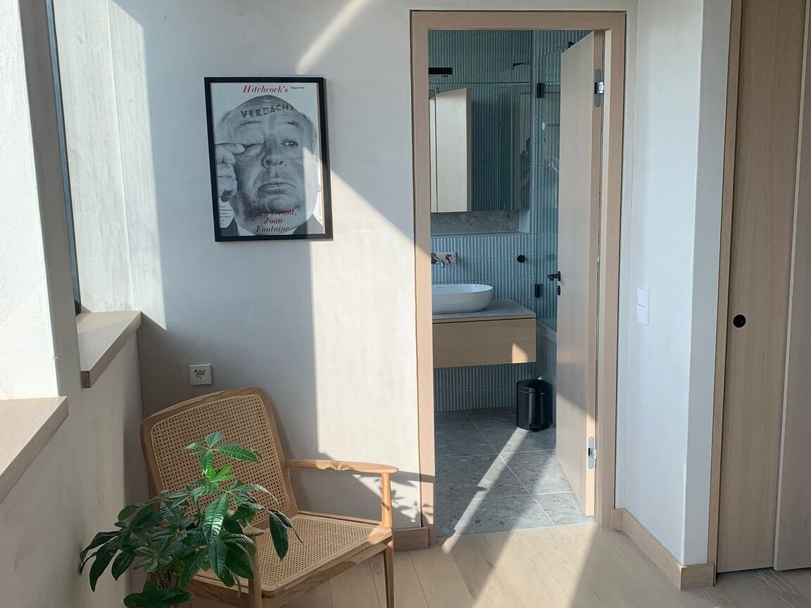 Wohnbereich mit Blick in ein neues Bad, entstanden aus einer ehemaligen Bürofläche