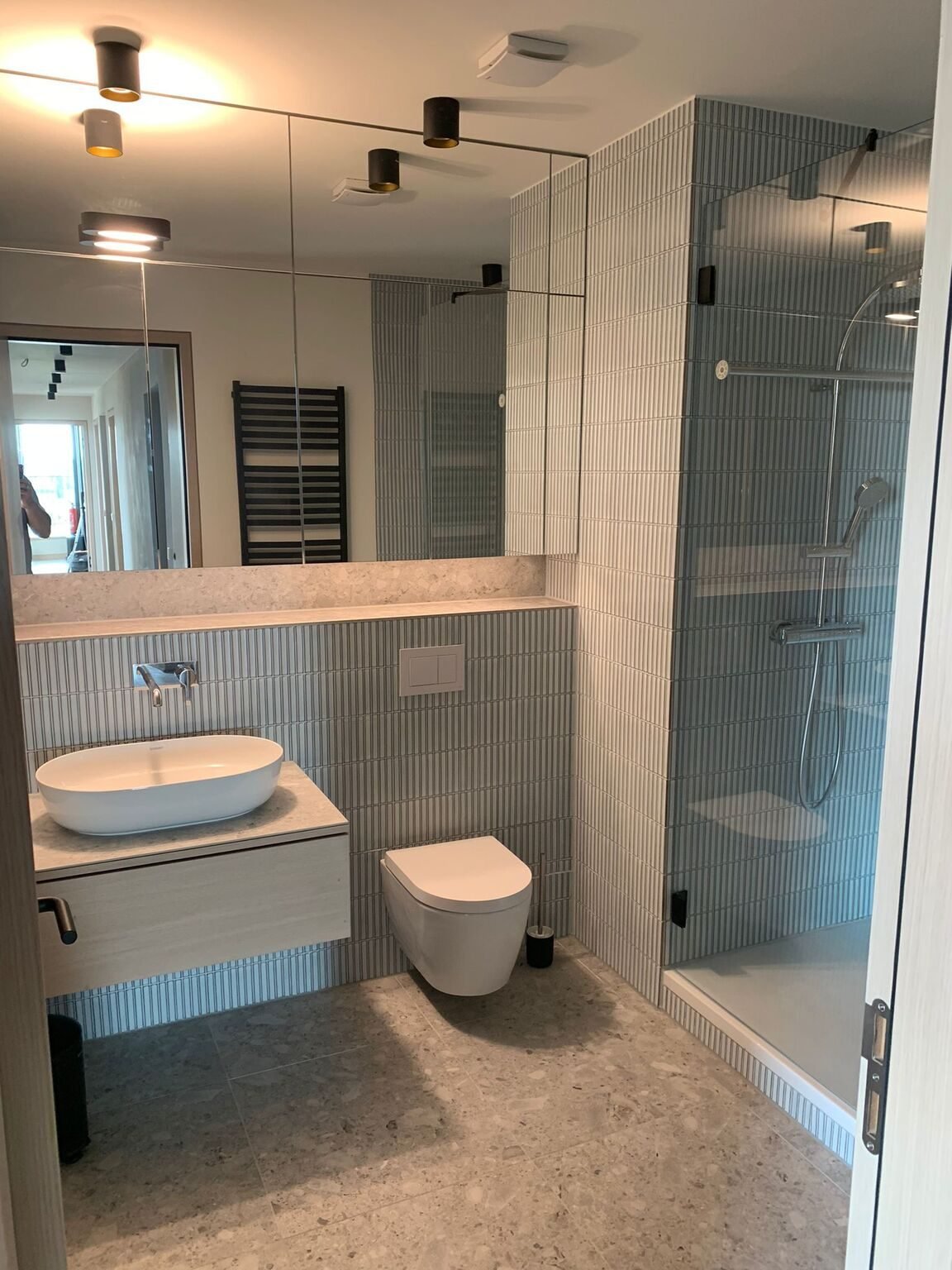 Neu gebautes Bad in einer zu Wohnraum umgebauten Büroetage