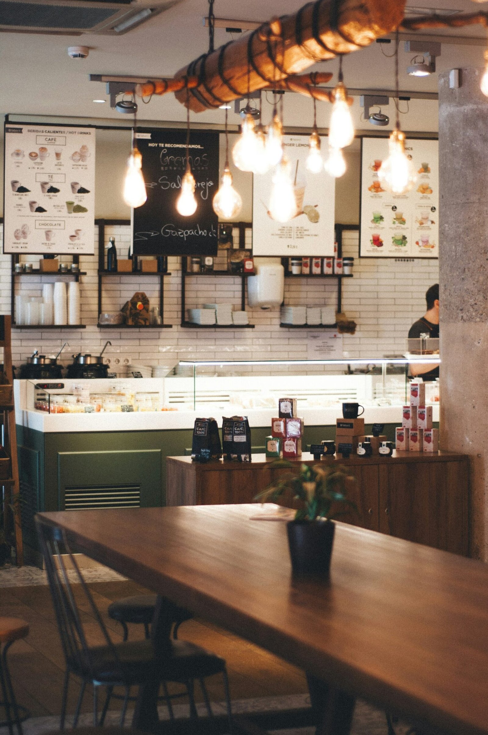 Innenausbau eines Cafés in Berlin mit maßgefertigten Einbauten