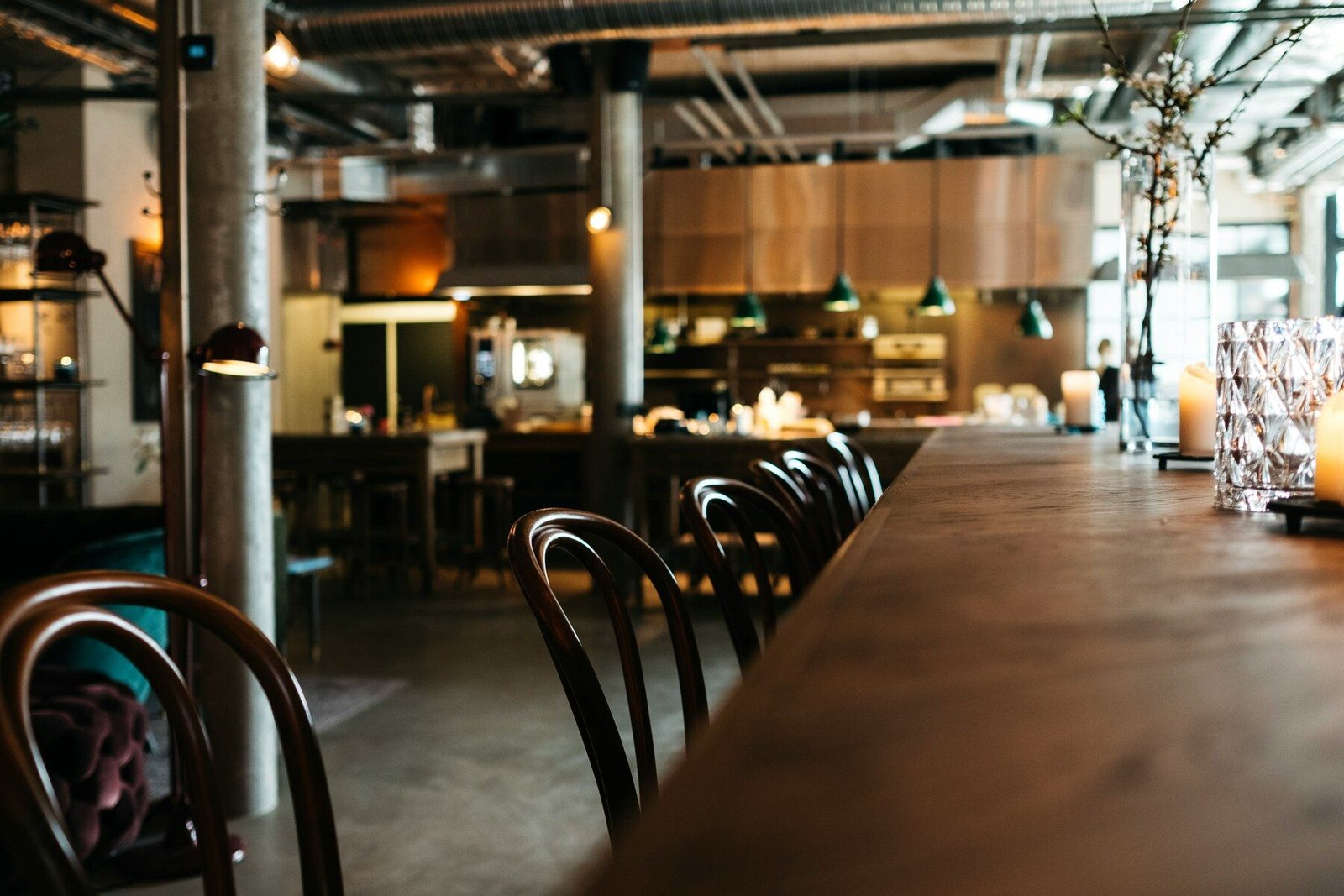 Innenausbau eines Cafés mit maßgefertigten Einbauten