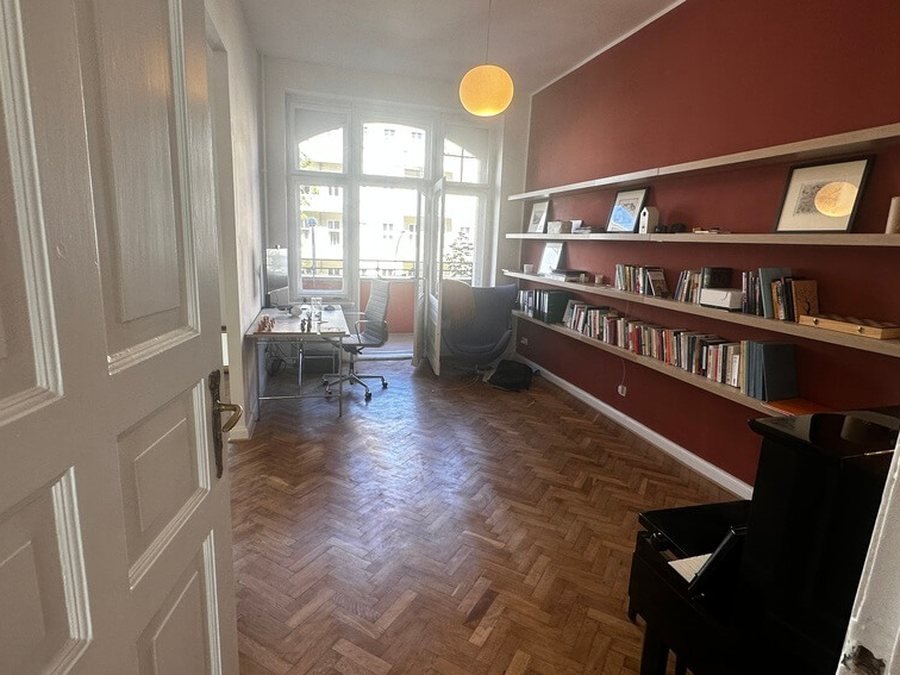 Wohnraum der sanierten Altbauwohnung