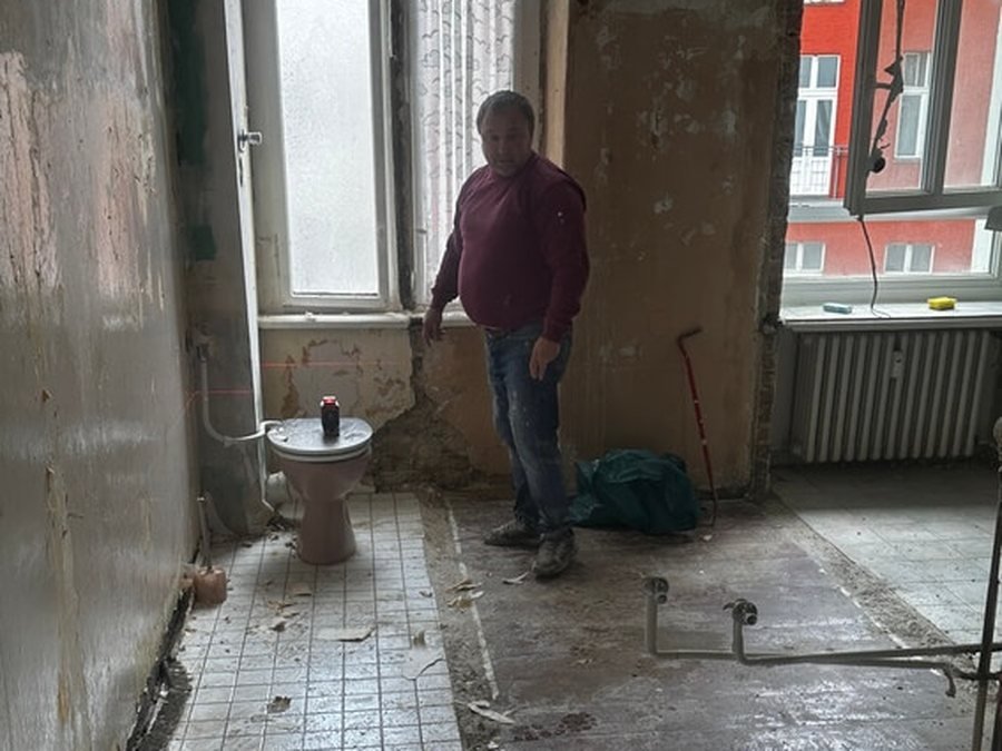 Neues Badezimmer mit Wandfliesen