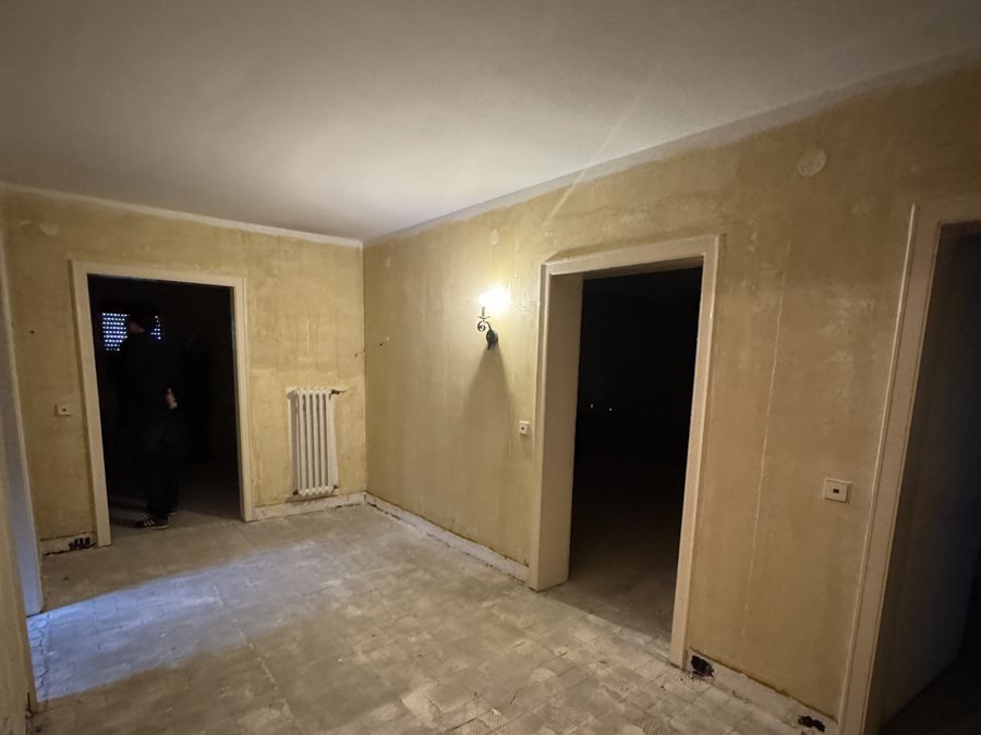 Innenausbau mit Lehmbauwänden während der Bauzeit