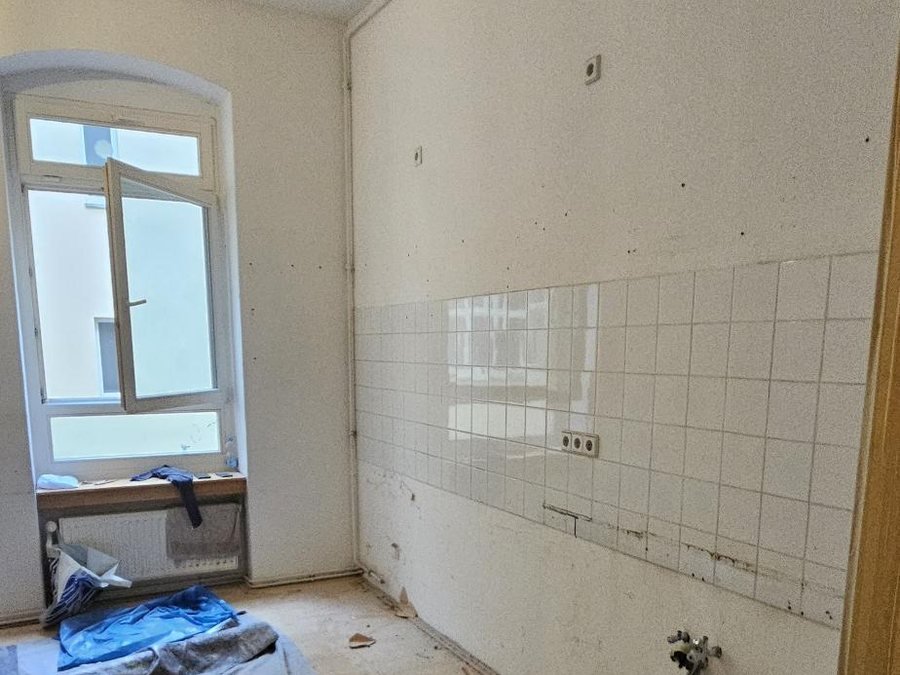 Neu gespachtelte und gestrichene Wandflächen