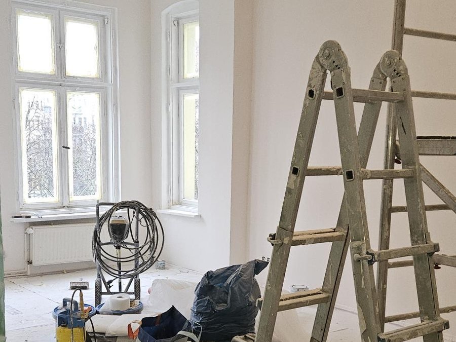 Aufgearbeitete Tür in der renovierten Altbauwohnung