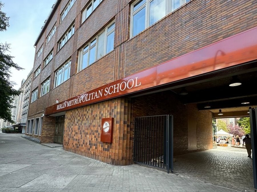 Eingangsbereich der Berlin Metropolitan School bei Tag