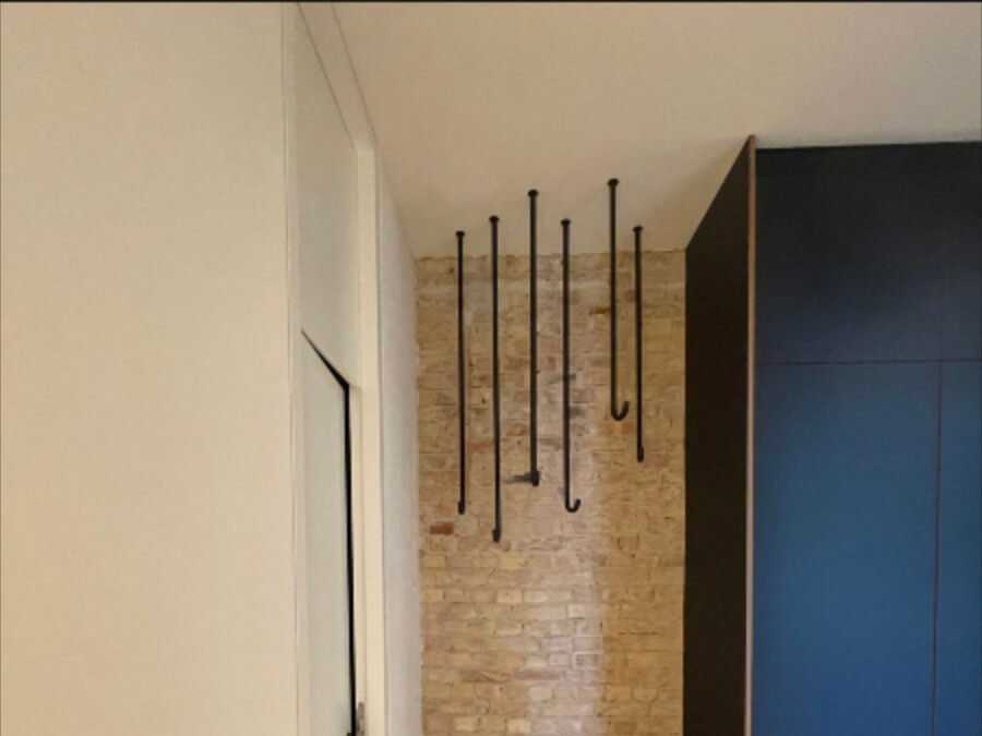 Wohnraum der sanierten Altbauwohnung Jablonskistraße