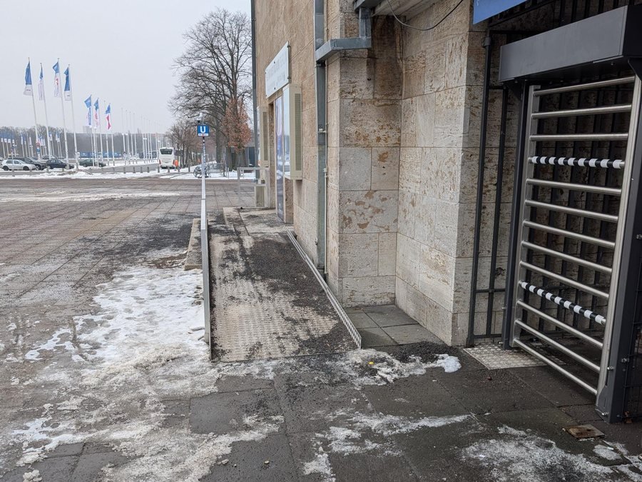 Freigelegter Wandbereich für die Außenabdichtung am Torhaus