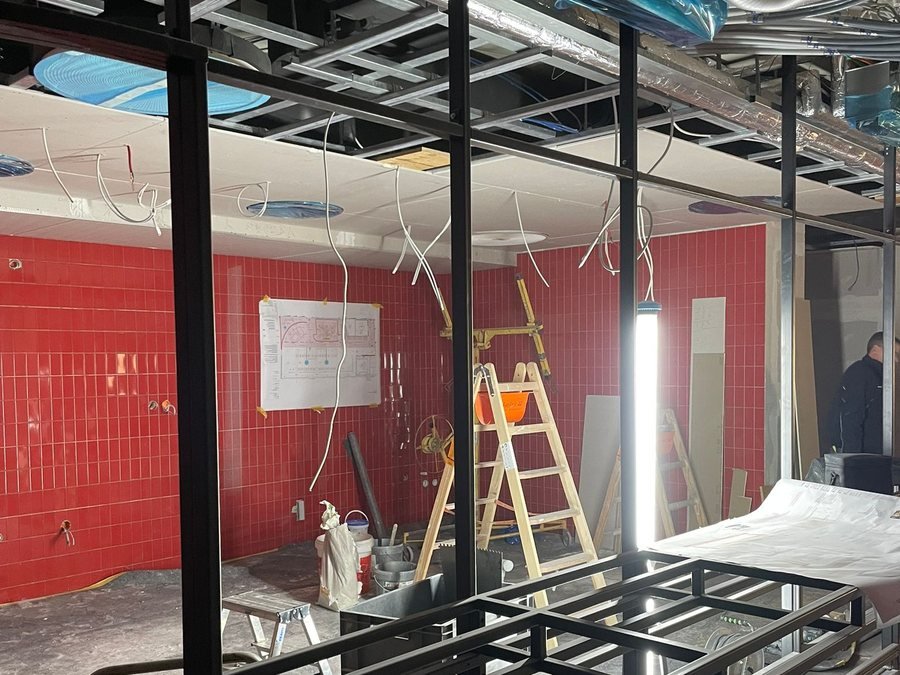 Rote Wandfliesen in der ersten Teeküche
