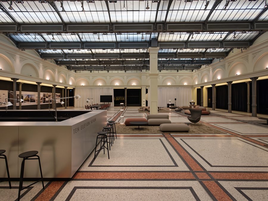 Bartresen mit Gravur im Showroom Ten Eleven Seven