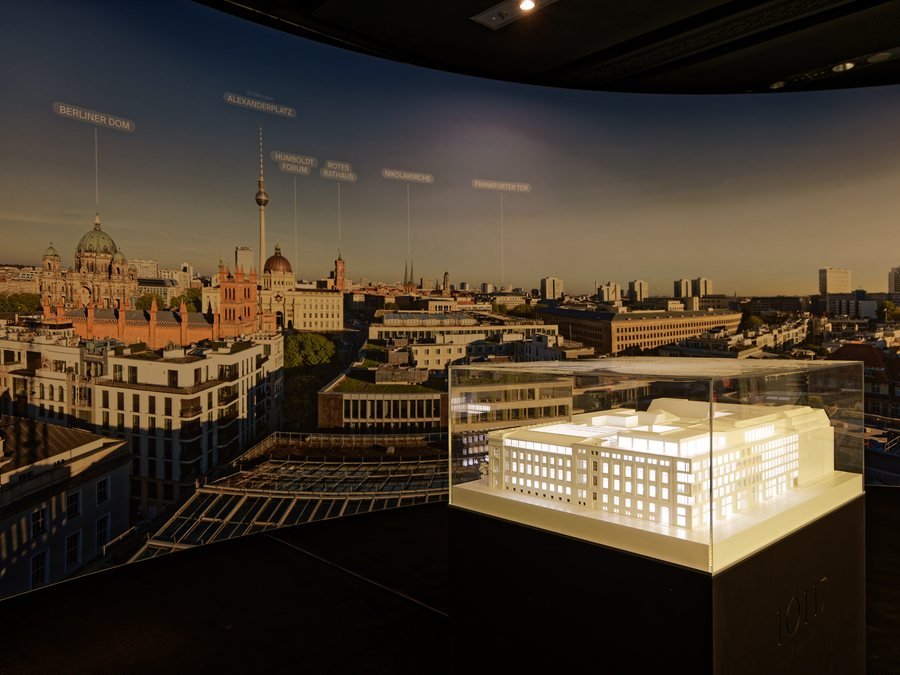 Gebogene Fotowand mit Berliner Stadtpanorama und beleuchtetem Gebäudemodell