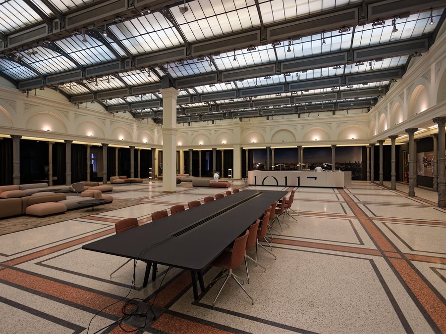 Blick durch die Halle mit Sitzlandschaft und Konferenztisch