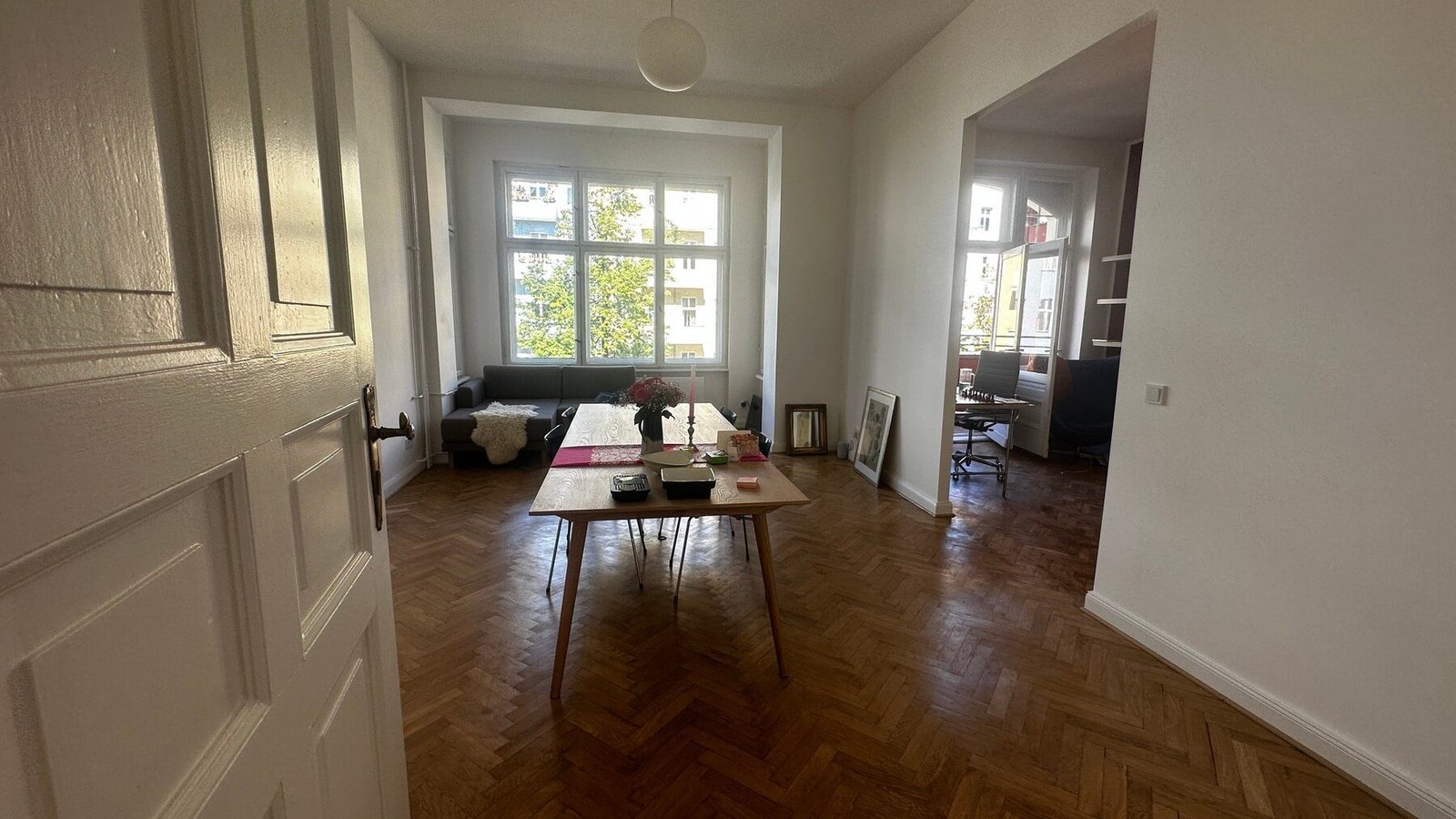 Sanierte Altbauwohnung im Zentrum von Berlin mit neuem Grundriss und moderner Küche